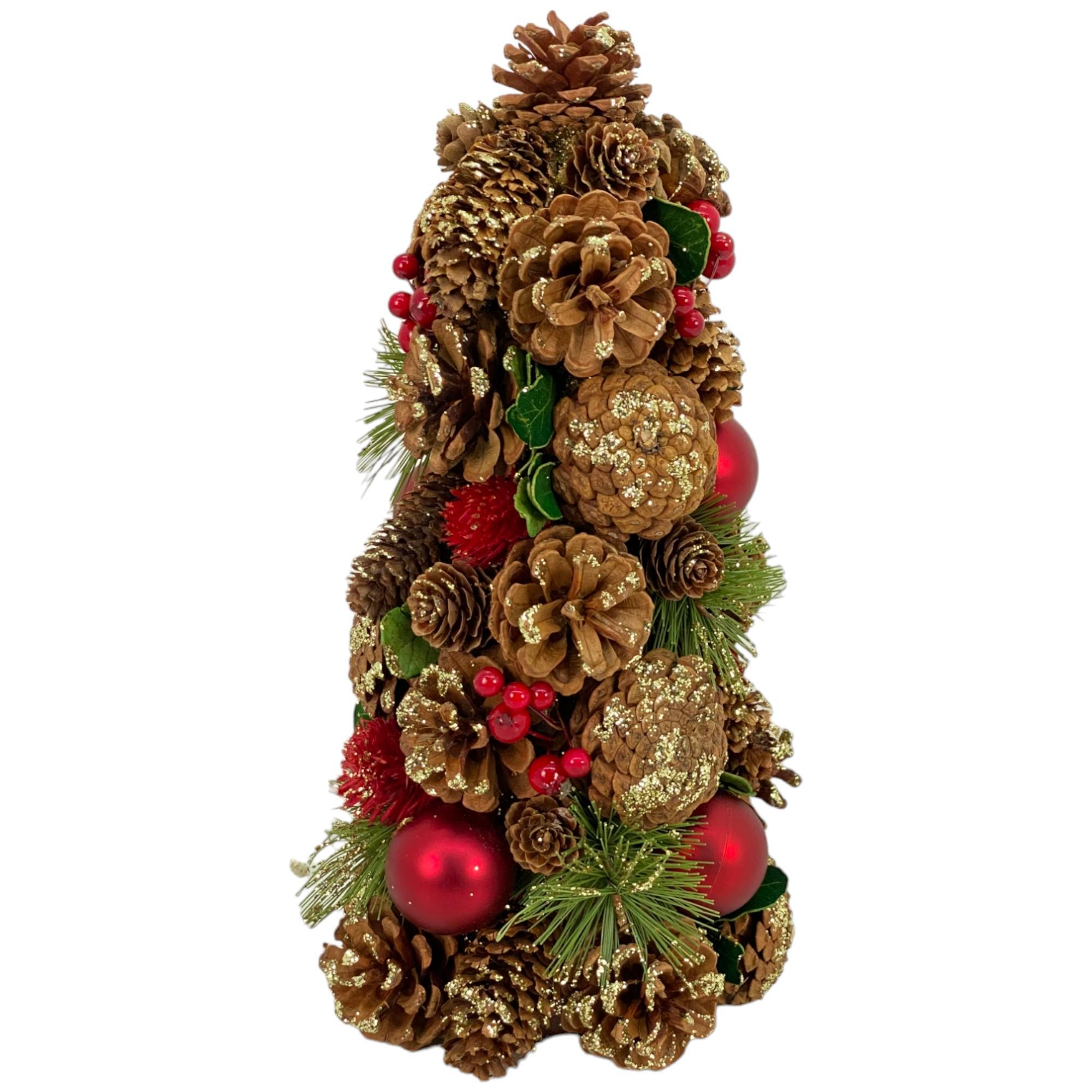 Árbol navideño con piñas y esferas rojas