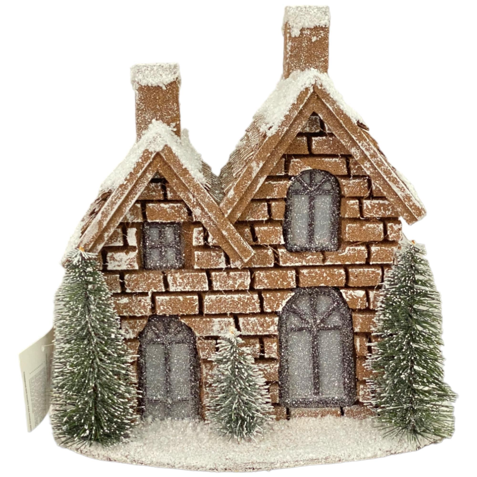 Casita rústica con nieve y pinos