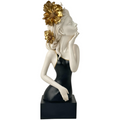 Escultura mujer con flores doradas