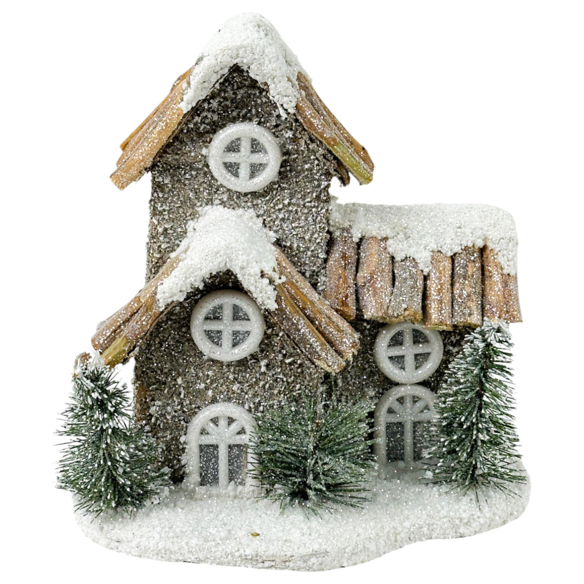Casita gris con nieve y pinos