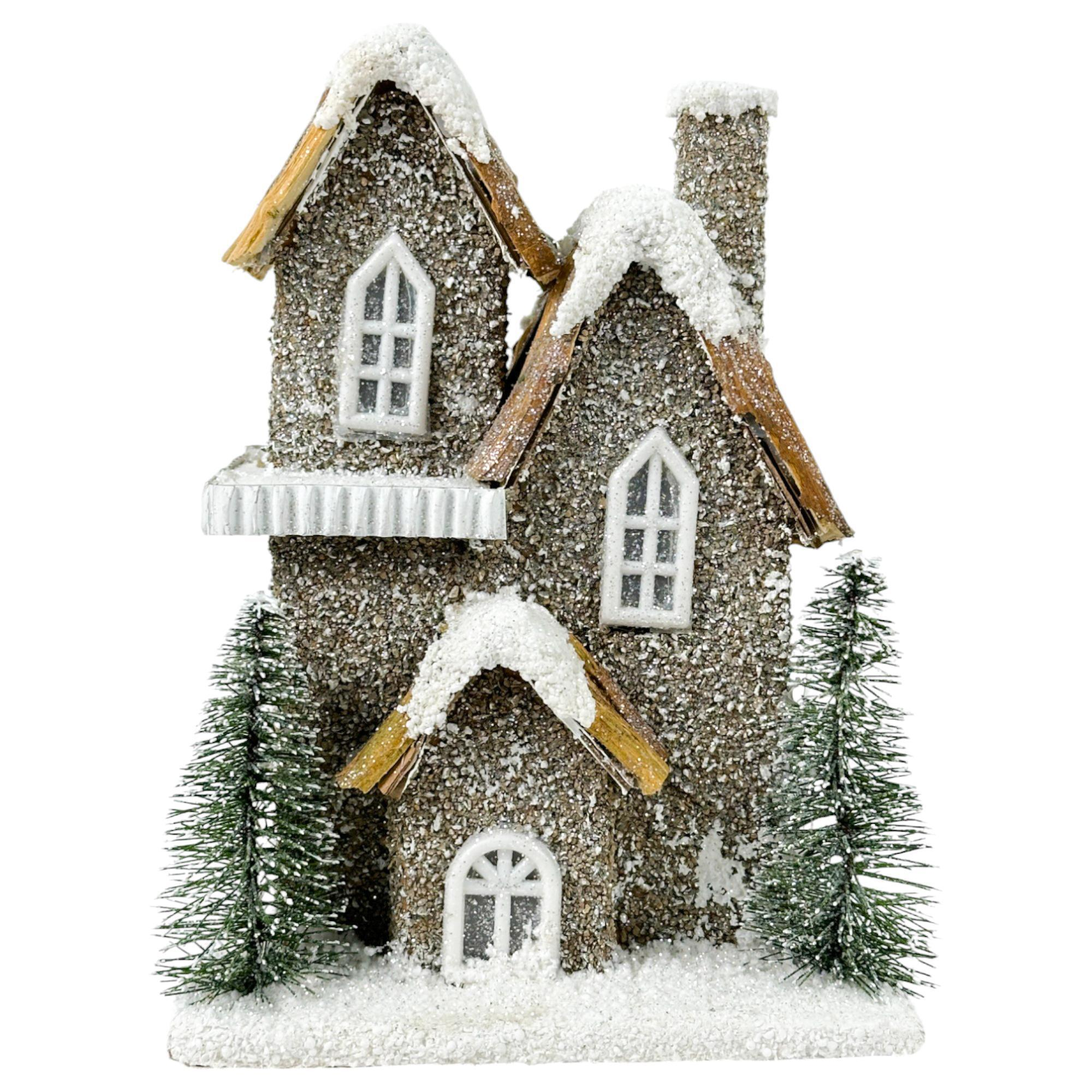 Casita alta con nieve y pinos