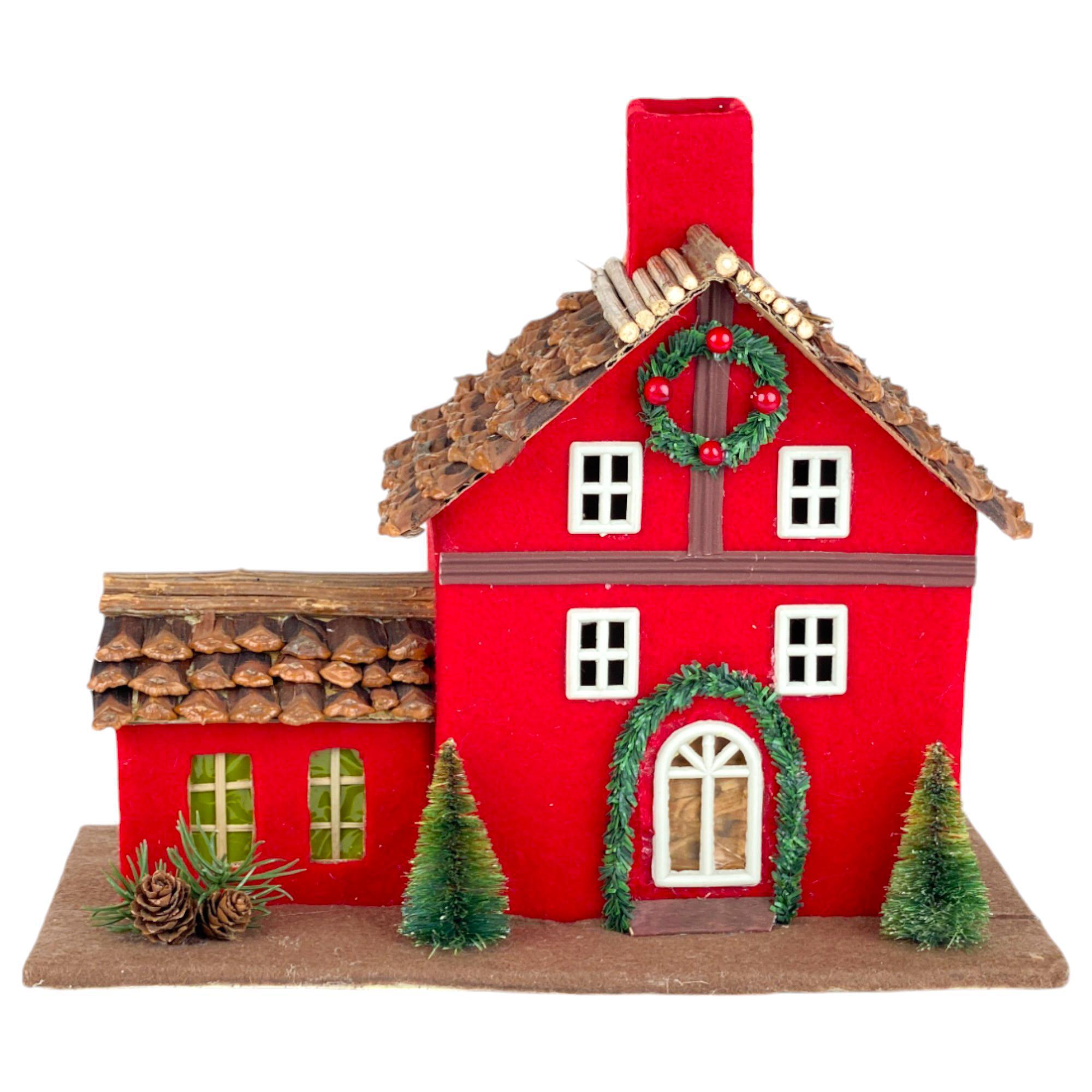 Casita navideña roja con pinos